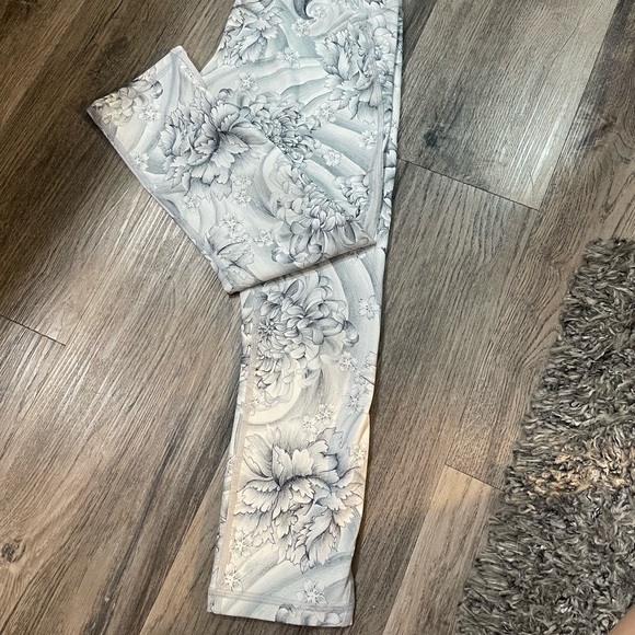 Lululemon - Train times crop - Size 4 - New - Picture 4 of 6